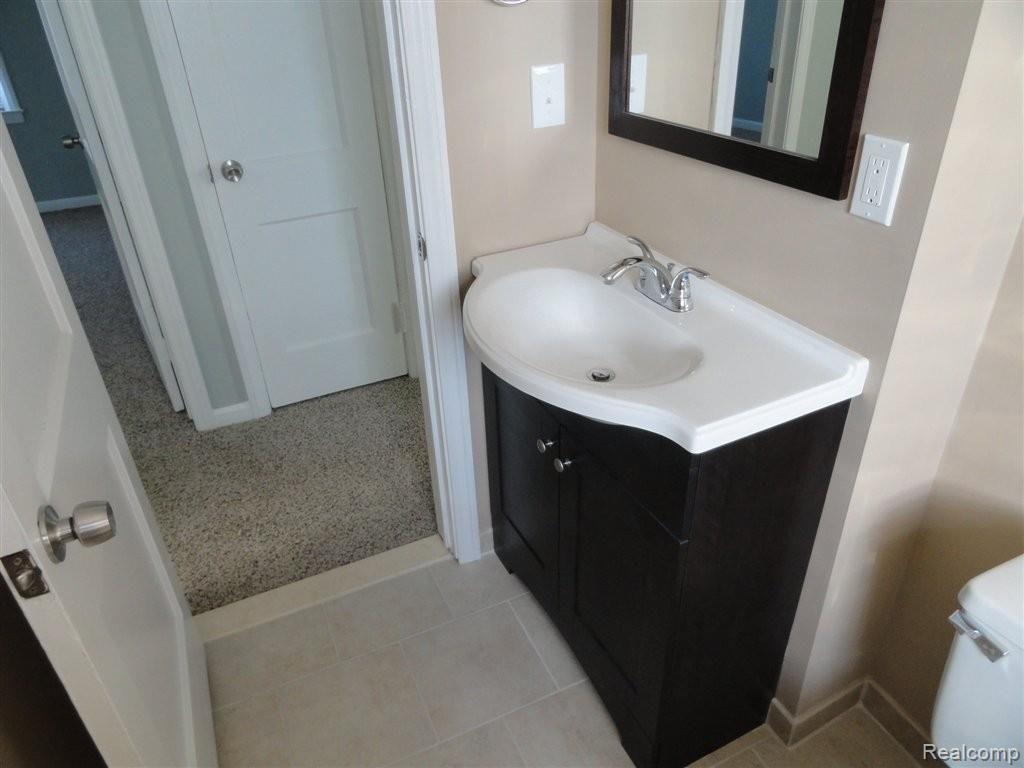 22156 Lambrecht Avenue Eastpointe, MI 48021 - Photo 13 of 18 Bathroom