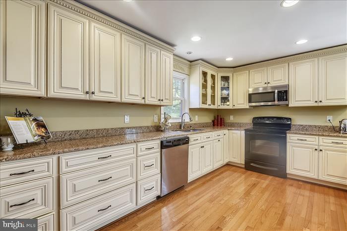 13805 Ranch Place North Potomac, MD 20878 - Photo 11 of 33 Designer's touch kitchen.
