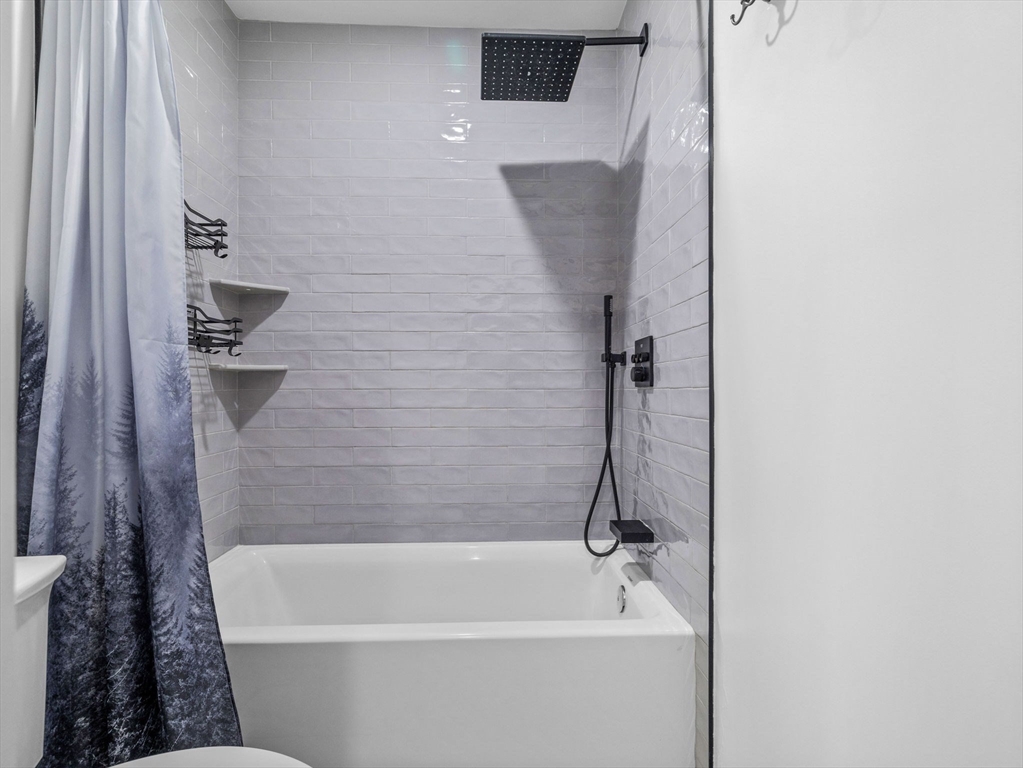 62 Governor Winthrop Road, Unit 2 Somerville, MA 02145 - Photo 22 of 32 a bathroom with a bathtub