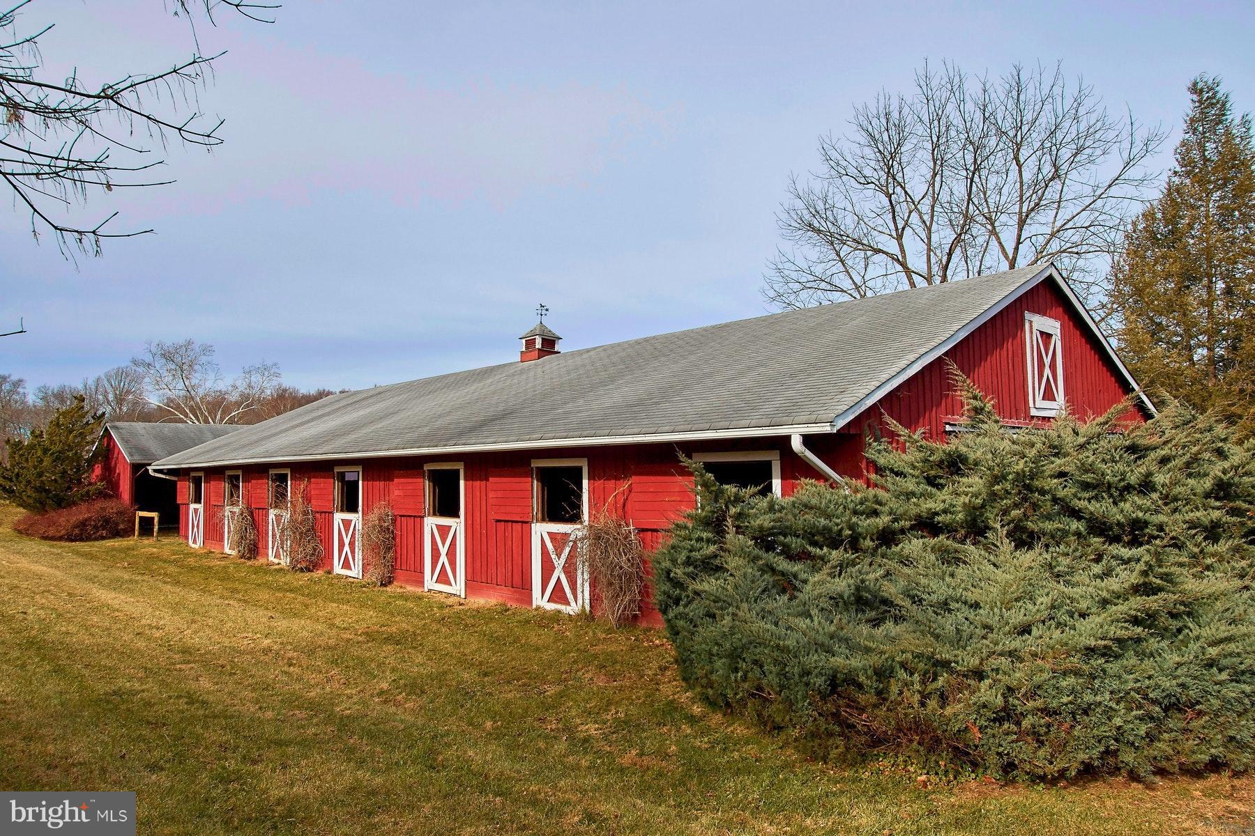 39385 Lime Kiln Road Leesburg, VA 20175 - Photo 21 of 30 10 stall center isle barn