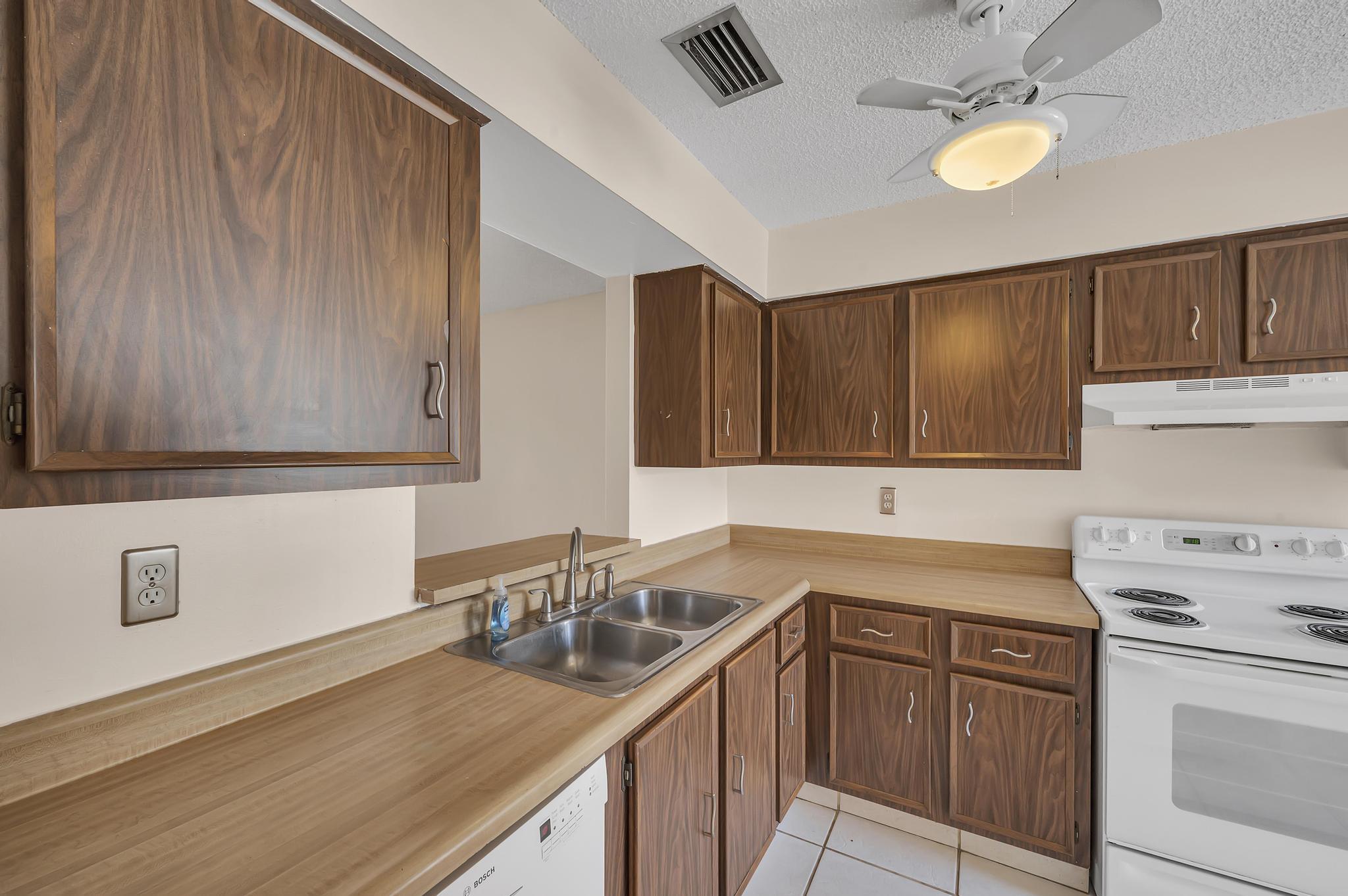 6010 Indrio Road, Unit D6 Fort Pierce, FL 34951 - Photo 4 of 37 939EFF89-3406-4E36-A3B2-AAB4C54A3027