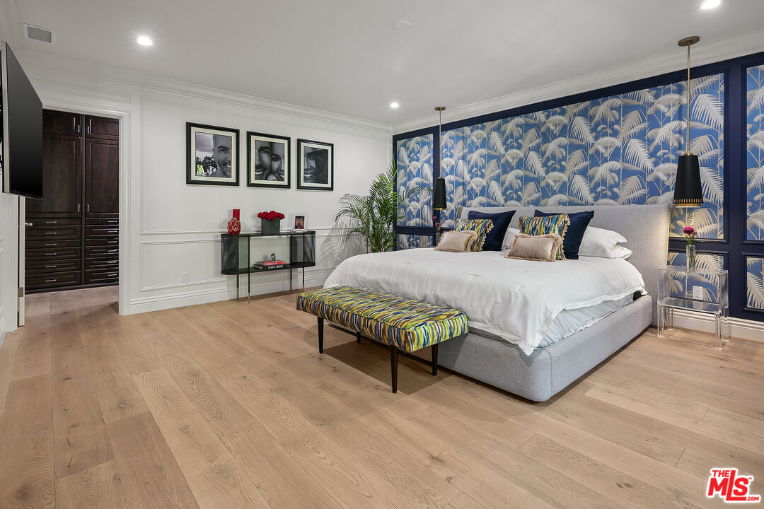 3228 Berry Drive Studio City, CA 91604 - Photo 23 of 40 a bedroom with a large bed and a large mirror