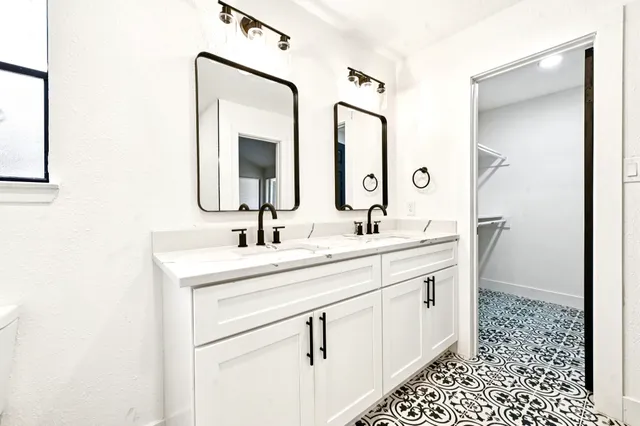 a view of walk in closet