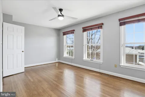 a picture of a room with a floor plan