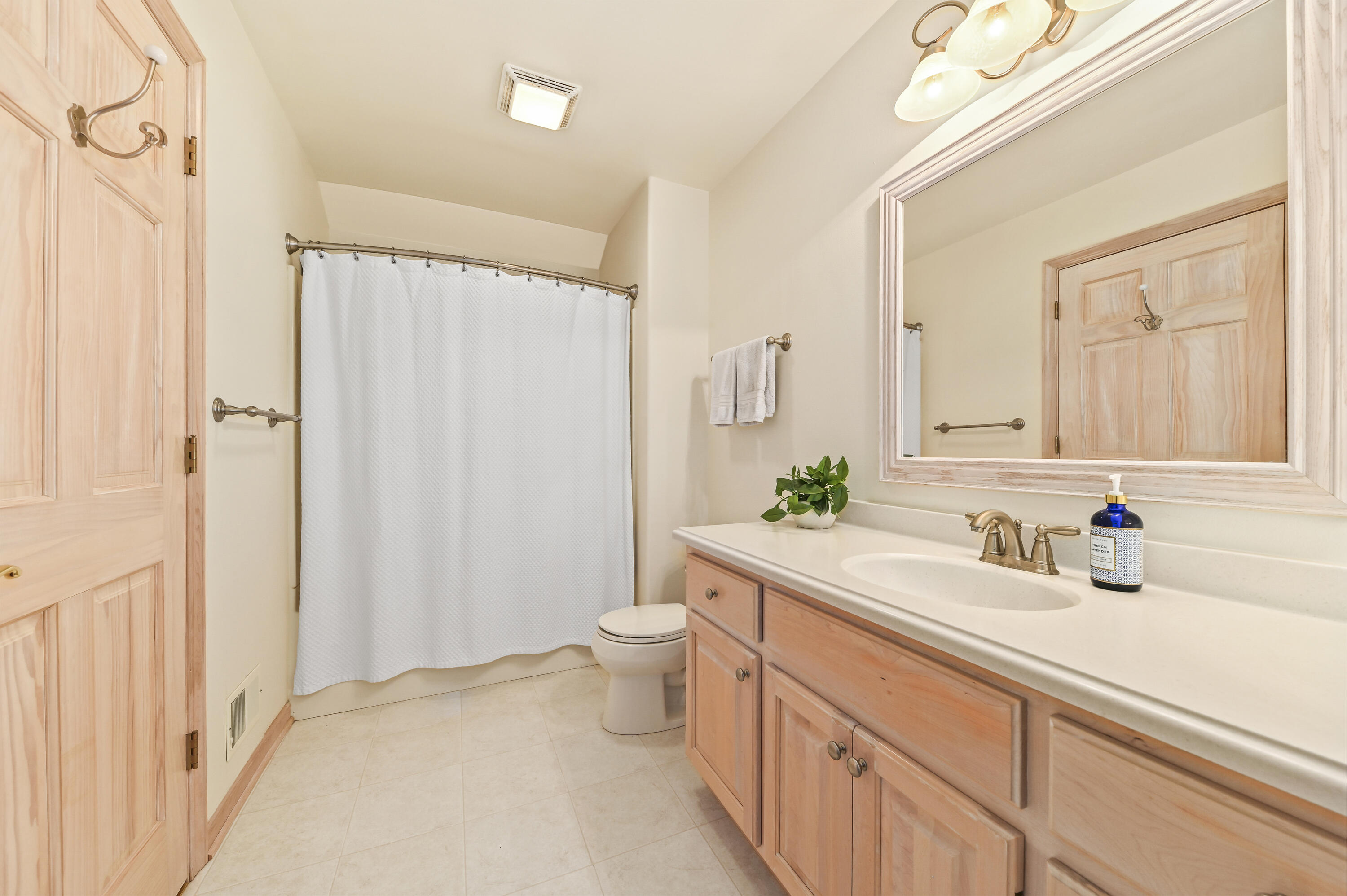 261 Steeple Pointe Circle Delafield, WI 53018 - Photo 34 of 70 Full bath on upper level