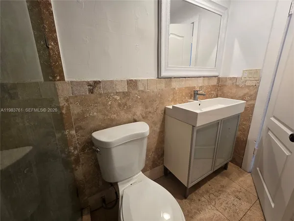 $2,000 | 223 South 17th Avenue, Unit 2, Hollywood, FL 33020