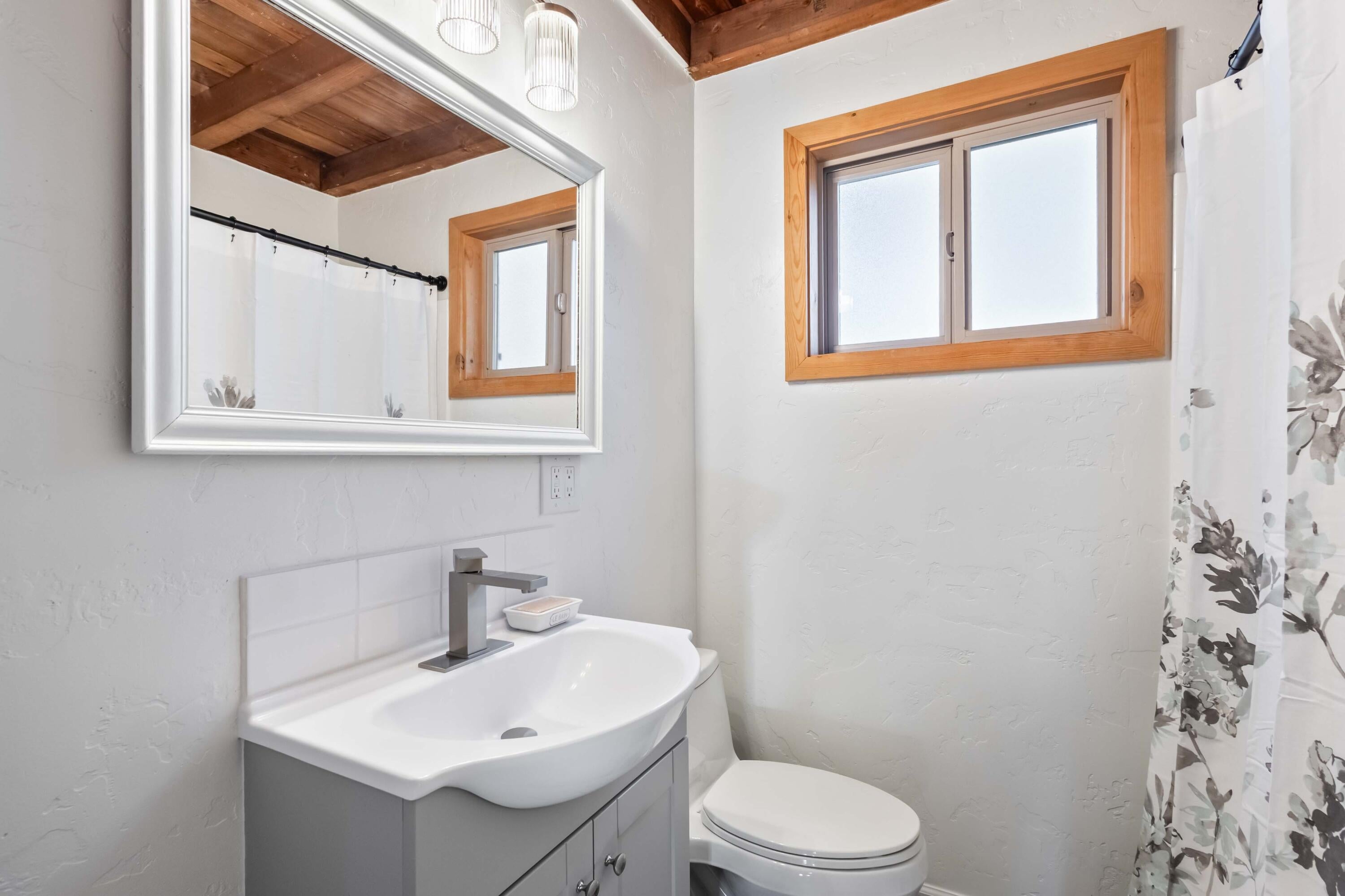 17280 Azusa Road Bend, OR 97707 - Photo 13 of 38 Full Bath on the Main Floor