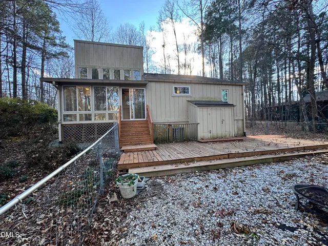 a view of a house with backyard