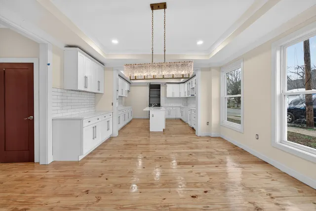 a view of entryway and kitchen