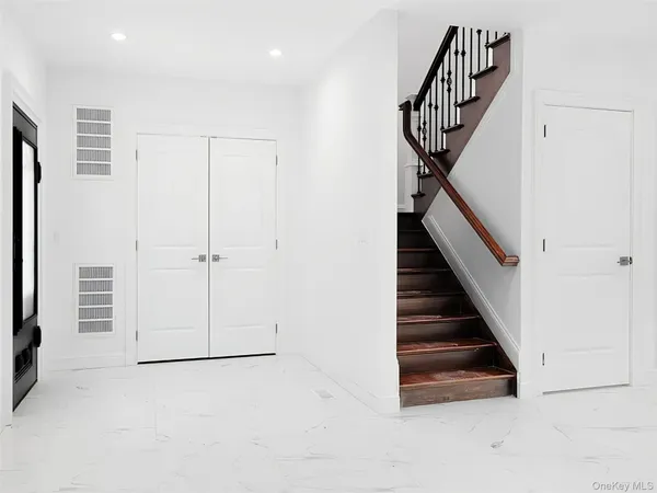 $4,800 | 56 Jackson Avenue, Unit 1, Mineola, NY 11501