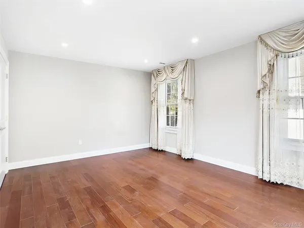 $4,800 | 56 Jackson Avenue, Unit 1, Mineola, NY 11501