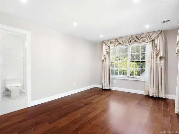 $4,800 | 56 Jackson Avenue, Unit 1, Mineola, NY 11501