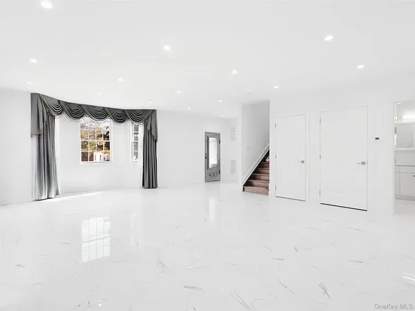 $4,800 | 56 Jackson Avenue, Unit 1, Mineola, NY 11501