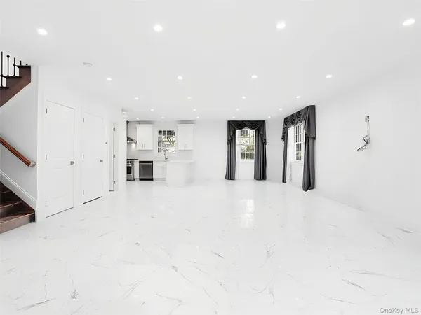 $4,800 | 56 Jackson Avenue, Unit 1, Mineola, NY 11501