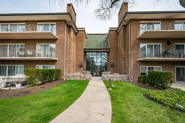 $1,035,000 | 4 Oak Brook Club Drive, Unit G205, Oak Brook, IL 60523