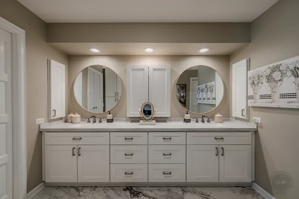 $1,035,000 | 4 Oak Brook Club Drive, Unit G205, Oak Brook, IL 60523