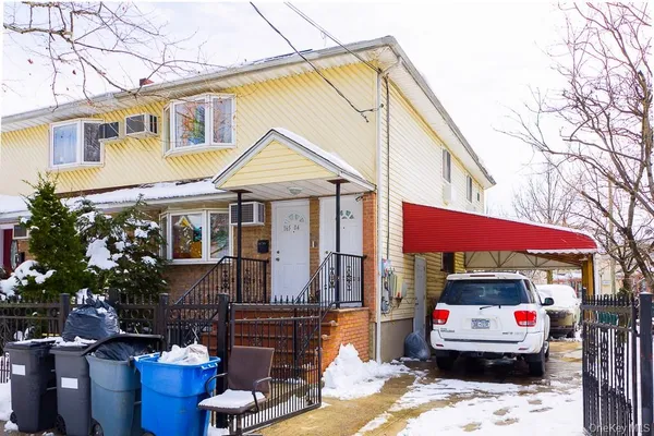 a front view of house with yard