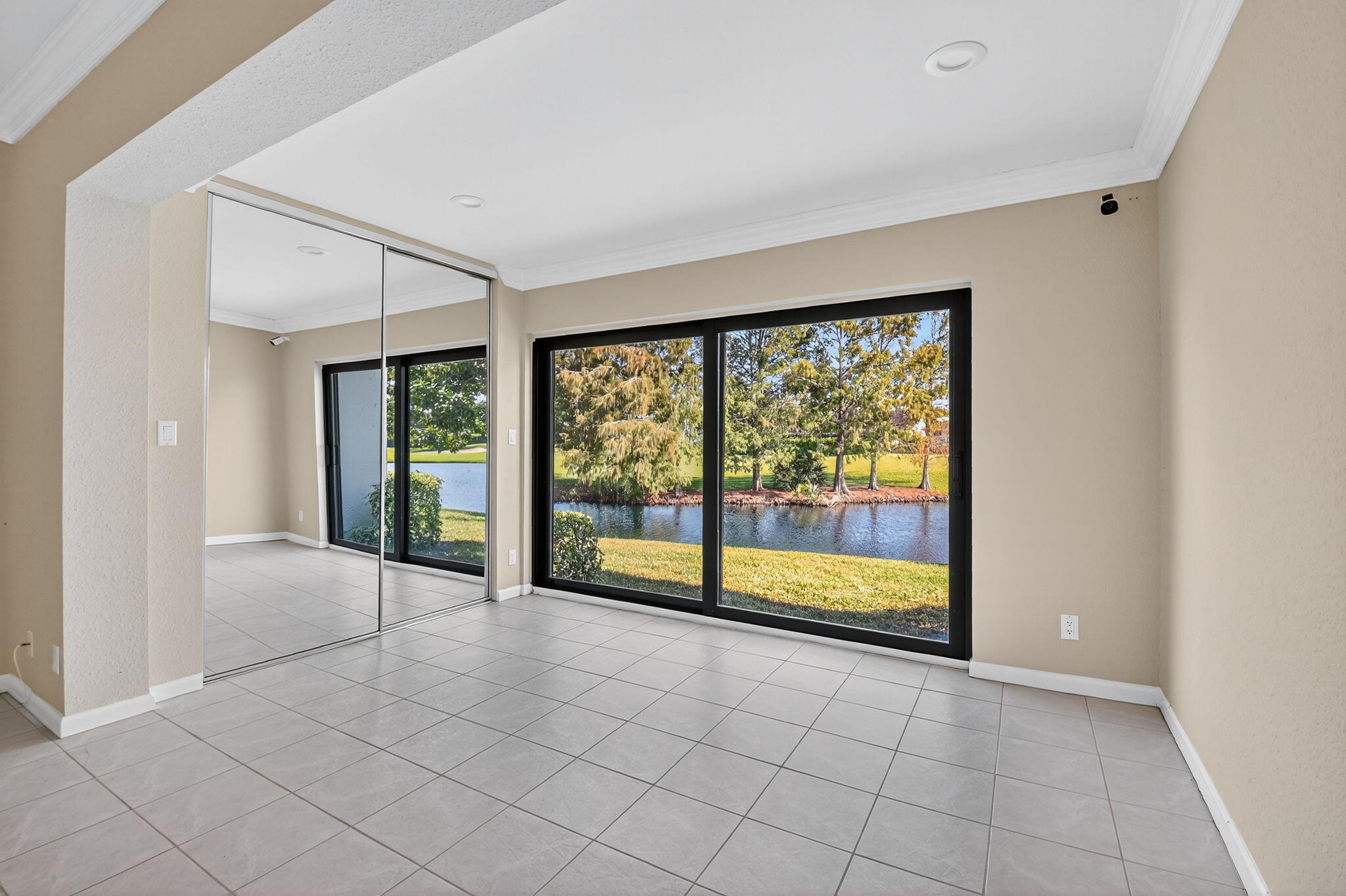 900 Greensward Lane, Unit 101G Delray Beach, FL 33445 - Photo 22 of 62 Primary Sitting Area