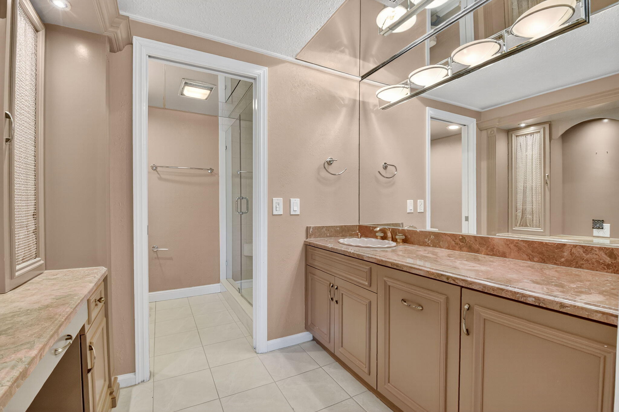 900 Greensward Lane, Unit 101G Delray Beach, FL 33445 - Photo 24 of 62 Primary Bathroom