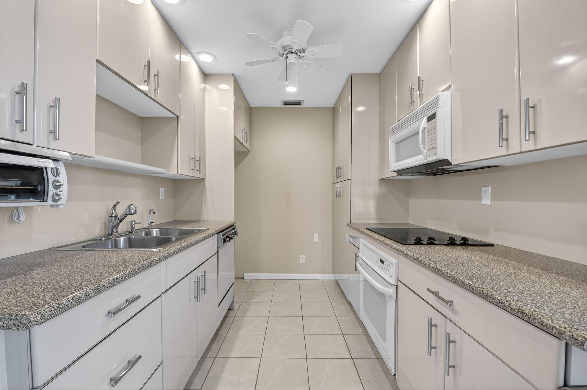 900 Greensward Lane, Unit 101G Delray Beach, FL 33445 - Photo 28 of 62 Kitchen
