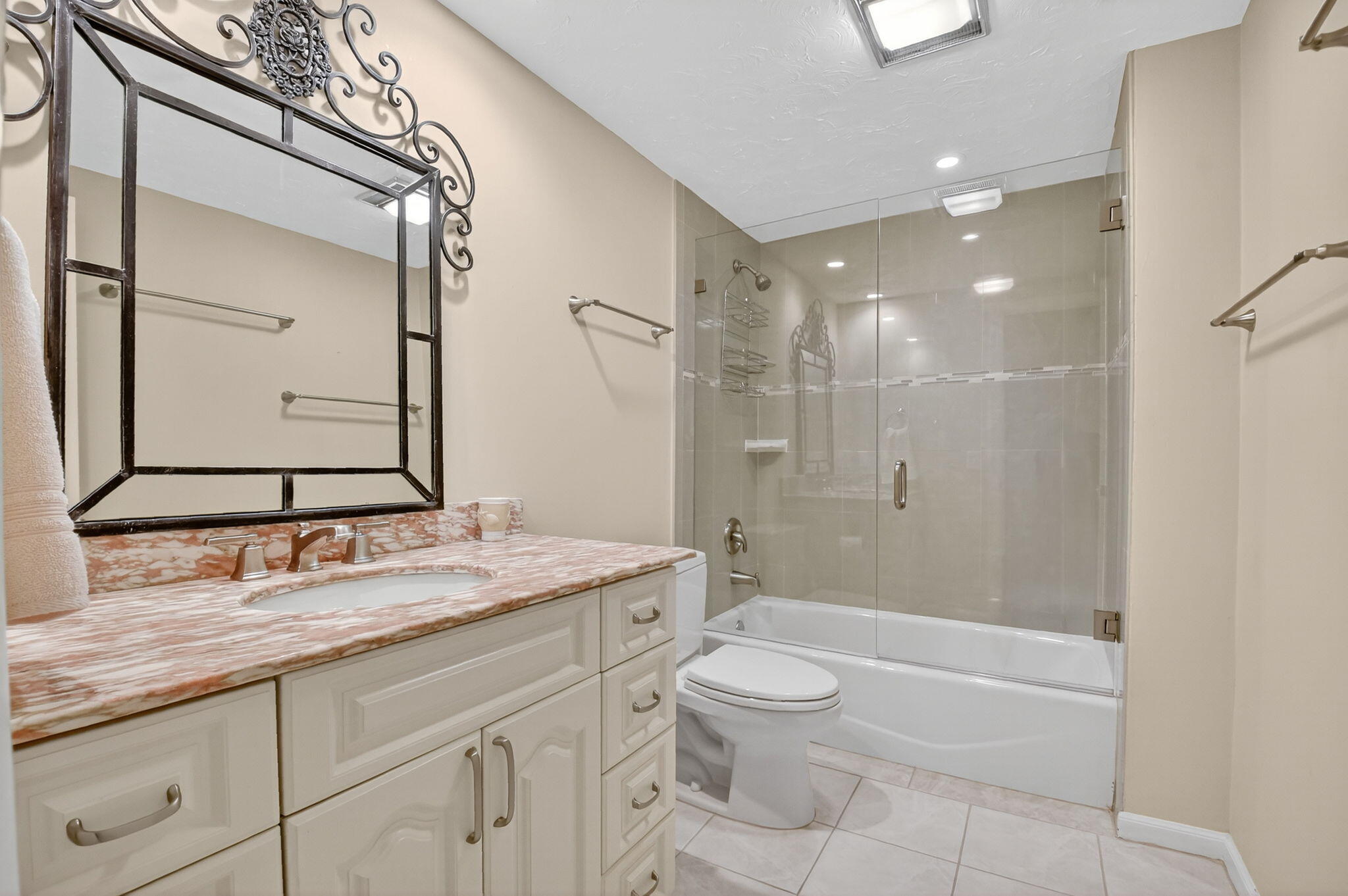 900 Greensward Lane, Unit 101G Delray Beach, FL 33445 - Photo 35 of 62 Guest bathroom
