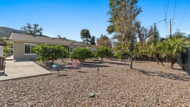 a view of a backyard