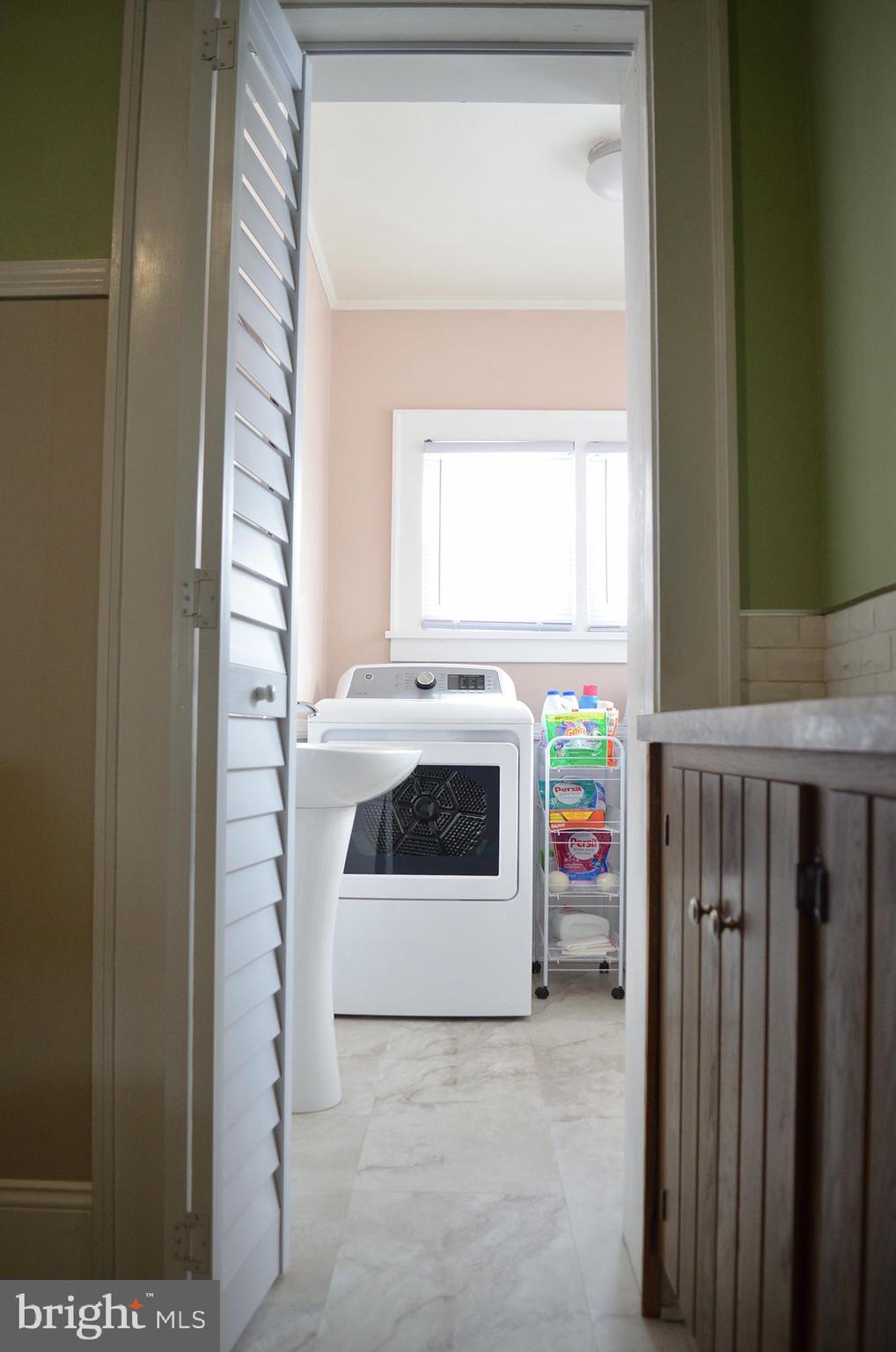 140 Case Avenue Sharon, PA 16146 - Photo 20 of 23 a utility room with dryer and washer