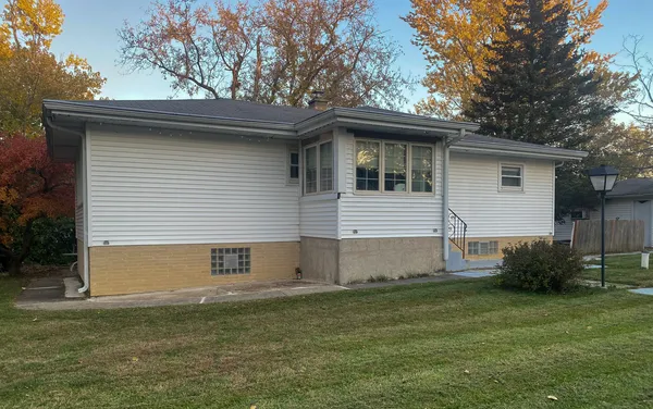 a view of a house with a backyard