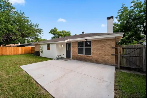 a view of a backyard with green space