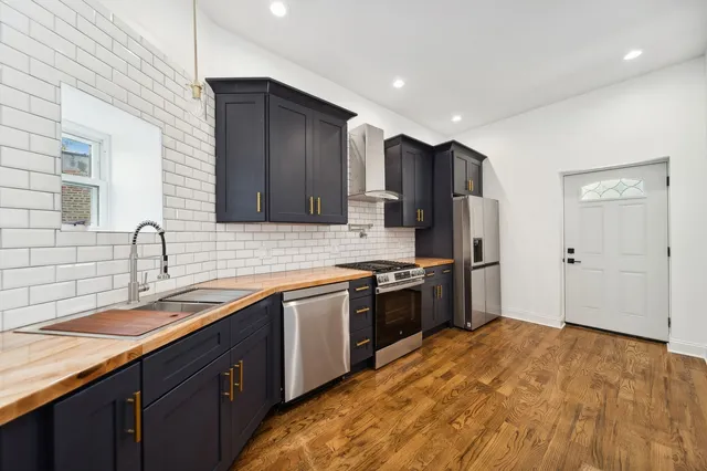 $2,300 | 3217 West Fulton Boulevard, Unit 2, Chicago, IL 60624