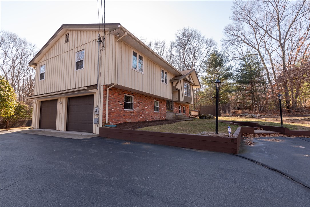 81 Wilbur Road Lincoln, RI 02865 - Photo 2 of 22