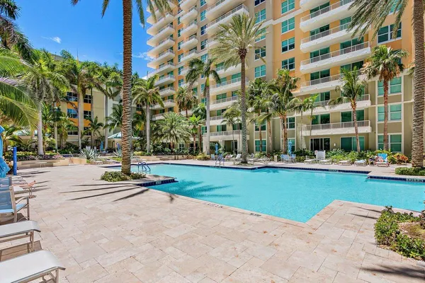 $2,500 | 700 East Boynton Beach Boulevard, Unit 105, Boynton Beach, FL 33435