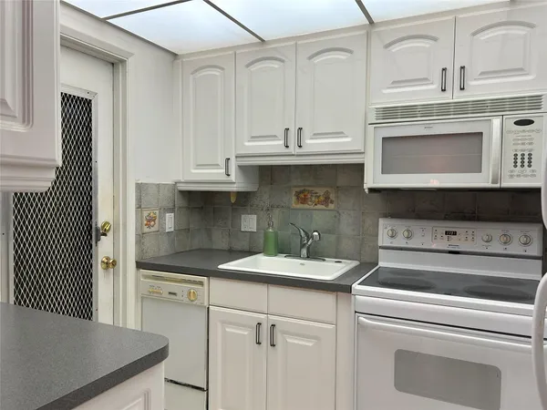 $85,000 | 2050 Northeast 39th Street, Unit E207, Lighthouse Point, FL 33064
