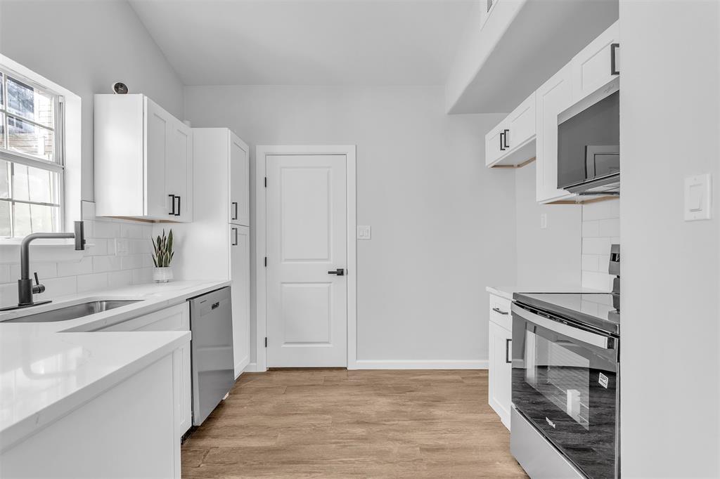 17676 Kelly Boulevard Dallas, TX 75287 - Photo 4 of 18 Stunning new kitchen w quartz counter tops