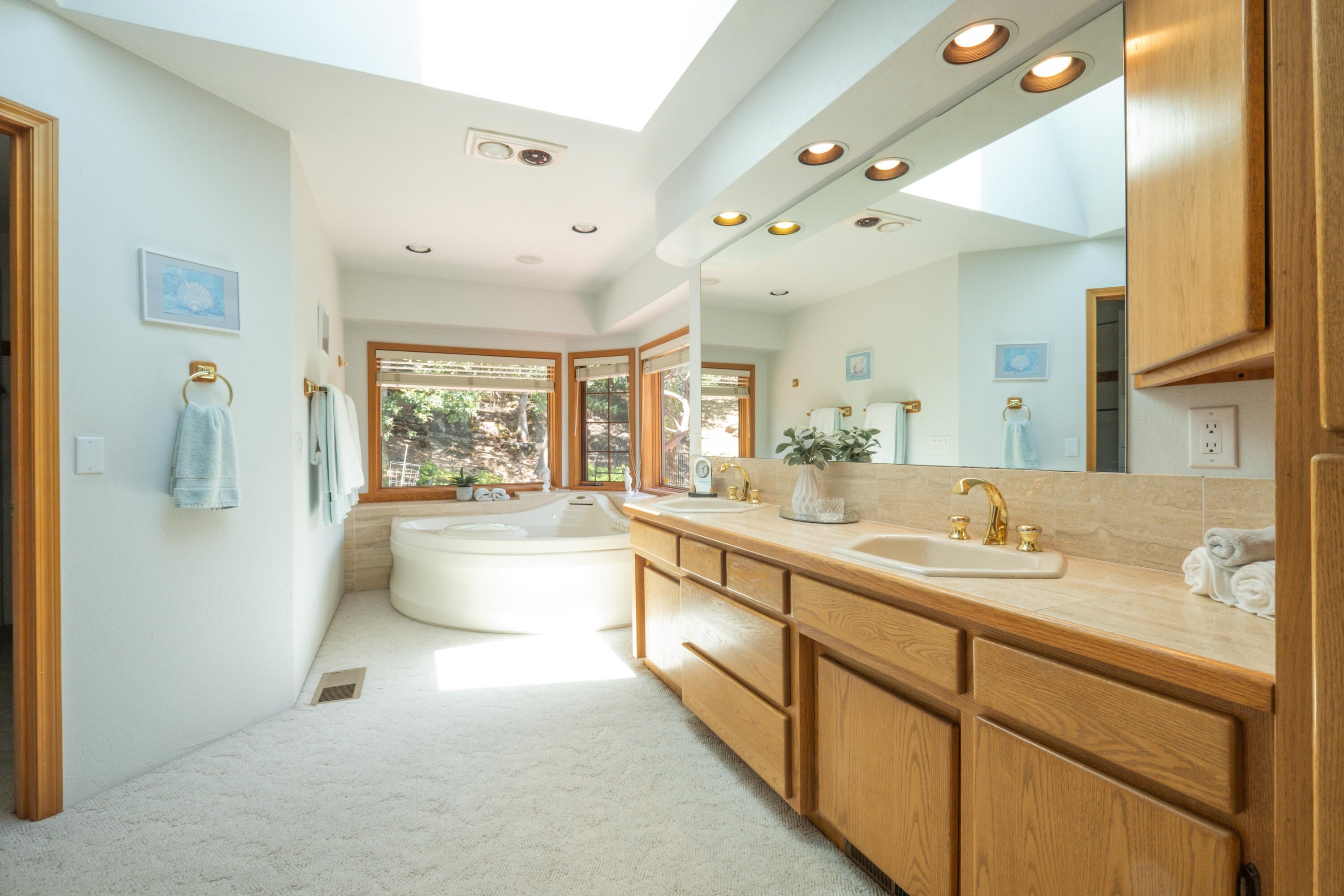 243 Rene Drive Shady Cove, OR 97539 - Photo 25 of 72 Primary Bathroom