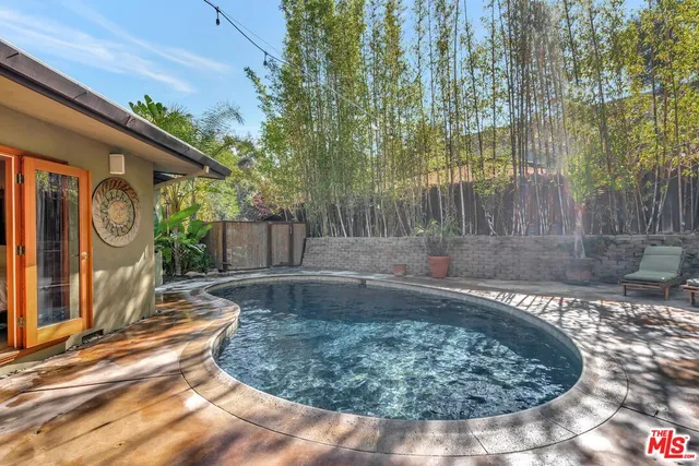 $1,575,000 | 15511 Woodcrest Drive, Sherman Oaks, CA 91403