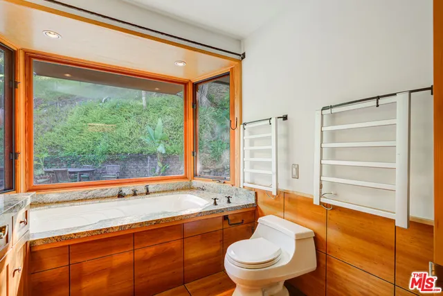 $1,575,000 | 15511 Woodcrest Drive, Sherman Oaks, CA 91403