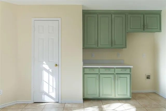 a view of entryway with kitchen