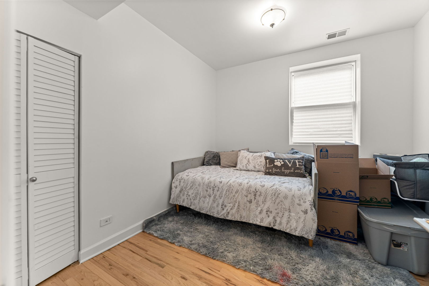 6722 South Ridgeland Avenue, Unit 3S Chicago, IL 60649 - Photo 12 of 17 a room with a bed and a window