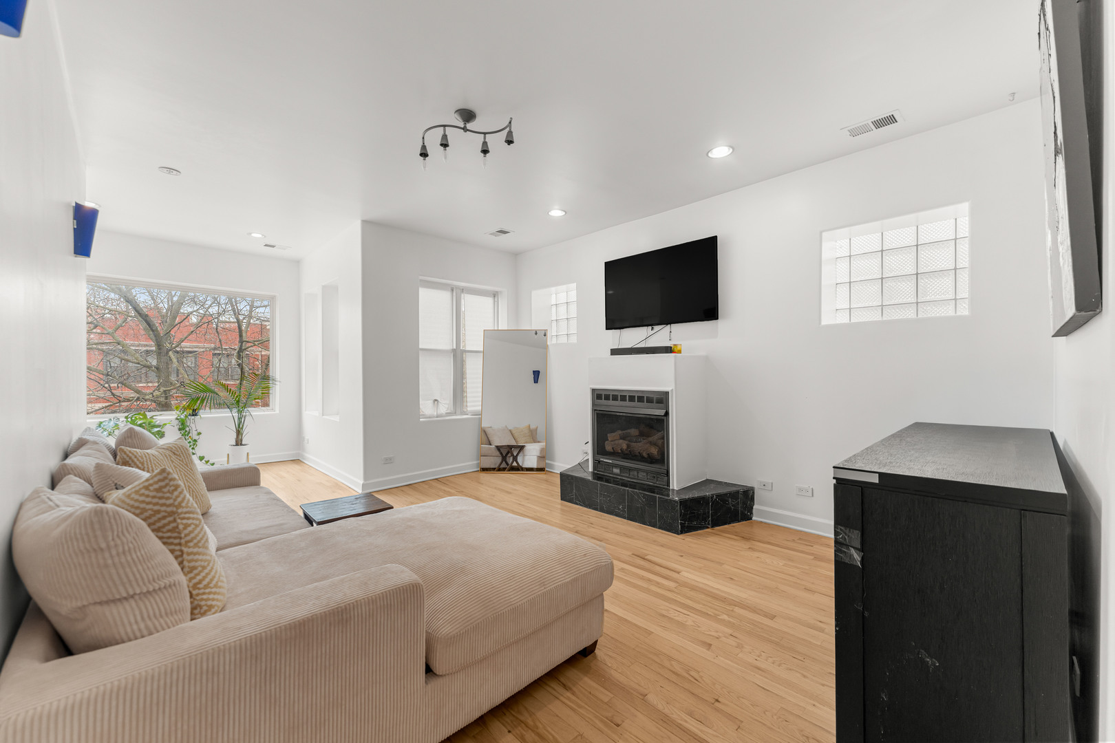 6722 South Ridgeland Avenue, Unit 3S Chicago, IL 60649 - Photo 4 of 17 a spacious bedroom with a bed and a flat screen tv