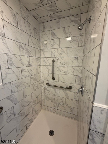 173 Highway 46, Unit L4 Mine Hill, NJ 07803 - Photo 6 of 10 a bathroom with a tub