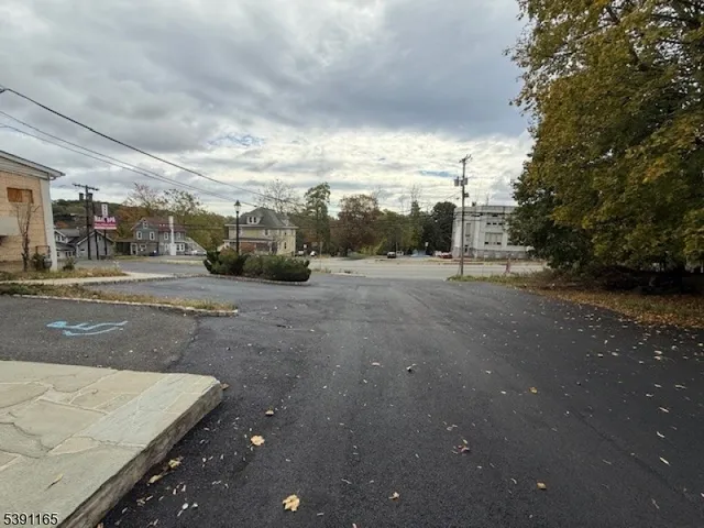a view of a parking area