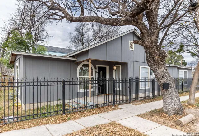 $1,800 | 709 South Chupaderas Street, San Antonio, TX 78207