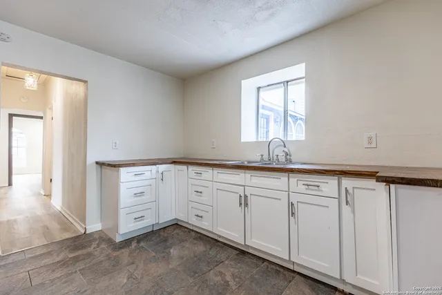 a spacious bathroom with 2 sink and a mirror