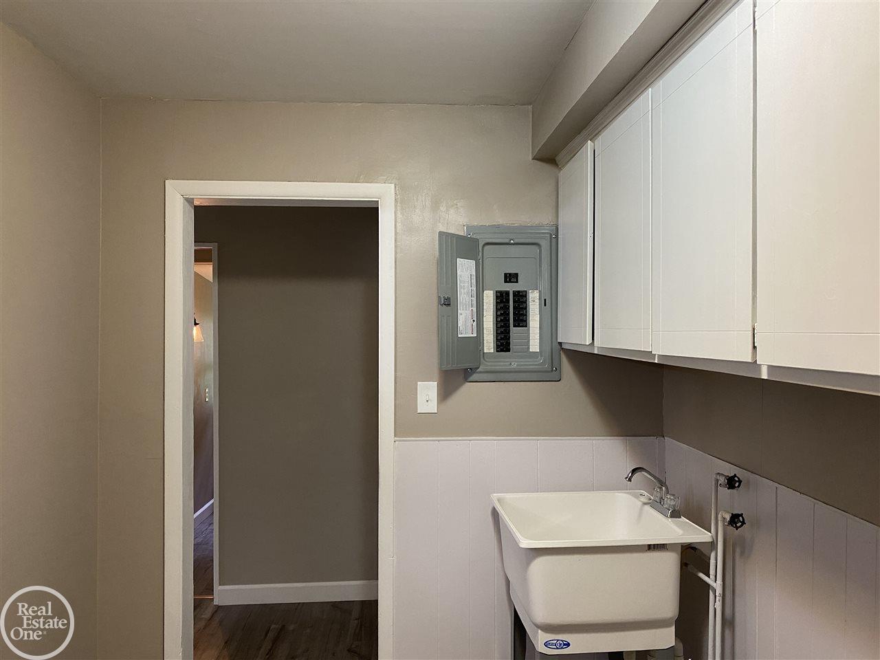 50130 Cedargrove Road Utica, MI 48317 - Photo 29 of 34 First floor laundry