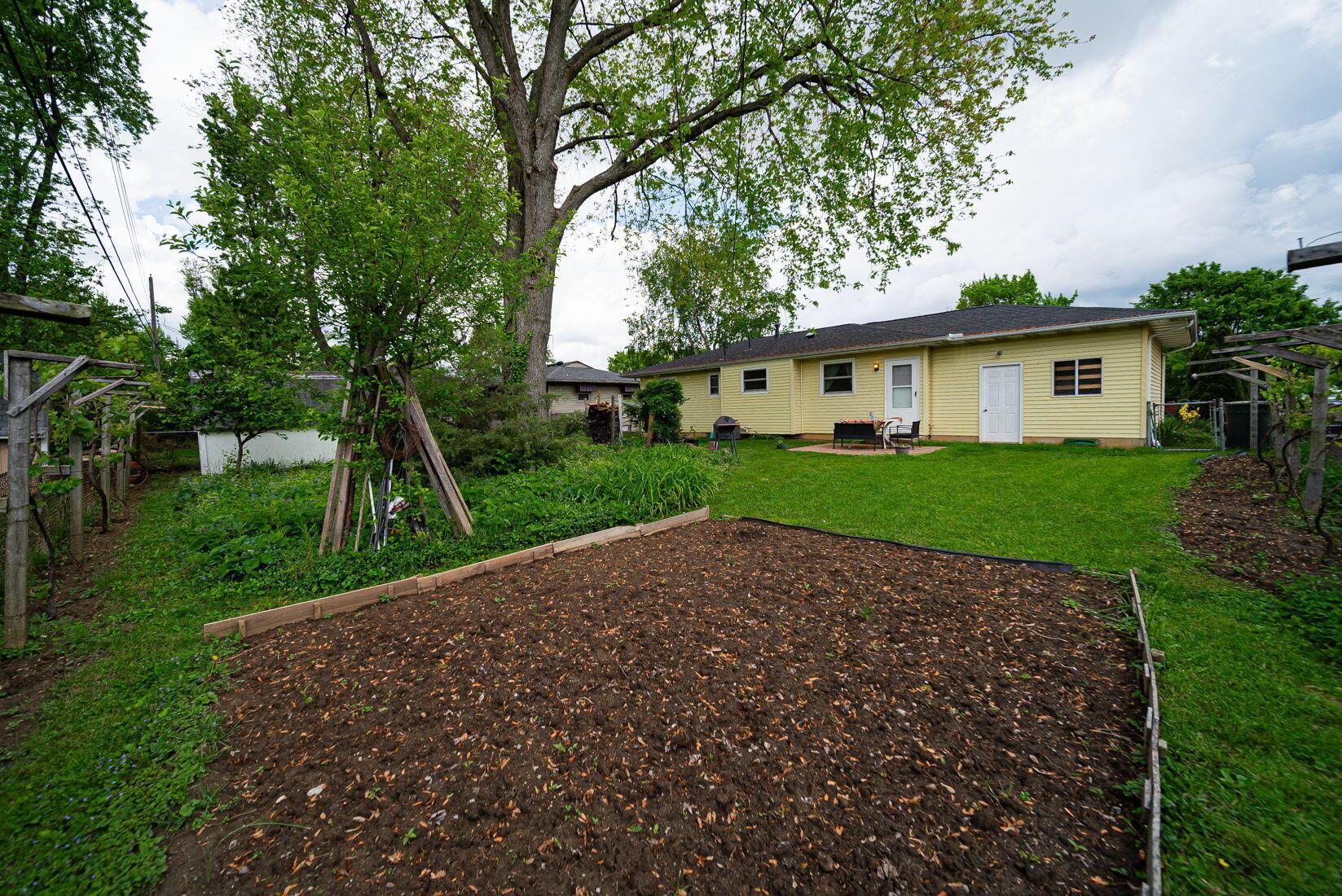 6241 Faircrest Road Columbus, OH 43229 - Photo 29 of 33 Garden