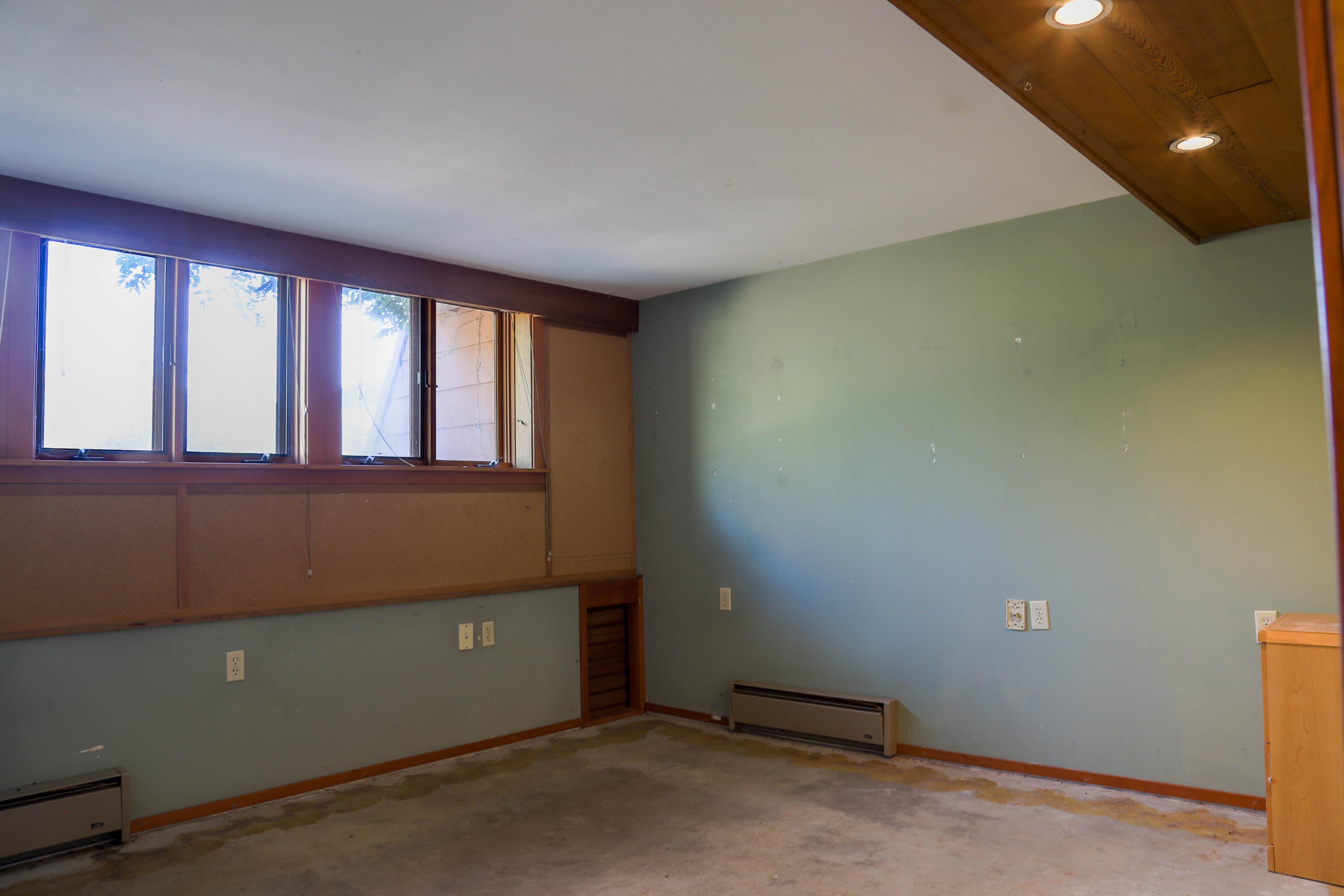 9629 Wagner Creek Road Talent, OR 97540 - Photo 16 of 40 Downstairs bedroom