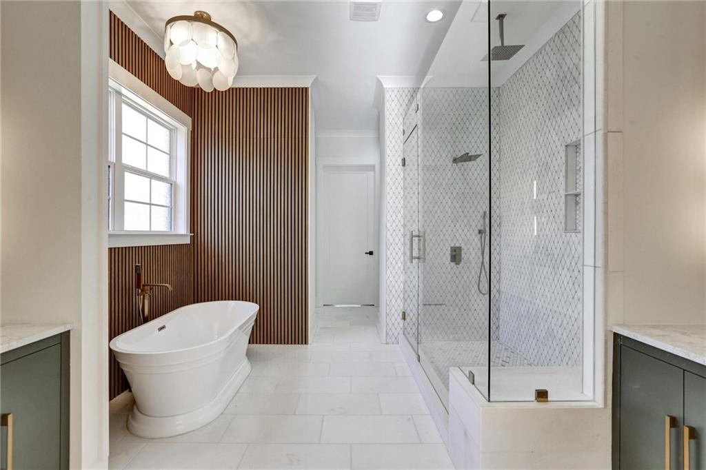6113 Deepwater Cove Gainesville, GA 30506 - Photo 29 of 82 a bathroom with a toilet a sink and shower