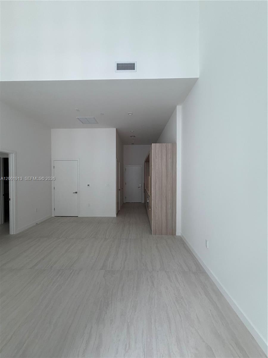 77 Southeast 5th Street, Unit 1007 Miami, FL 33131 - Photo 2 of 31