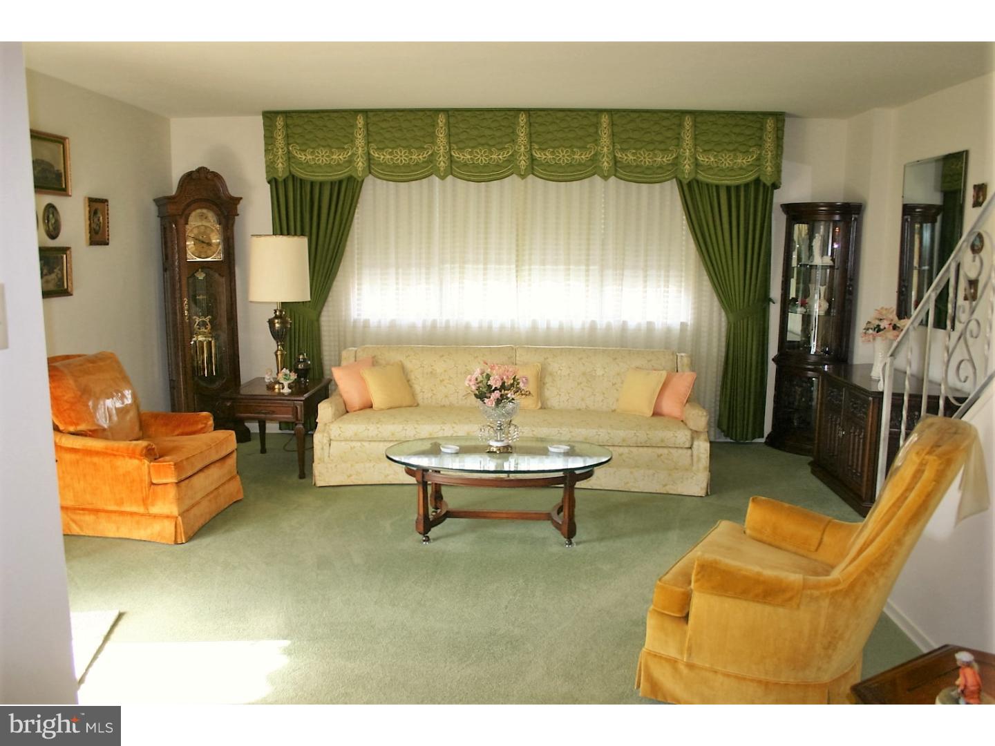 9947 Sandy Road Philadelphia, PA 19115 - Photo 7 of 25 Living Room